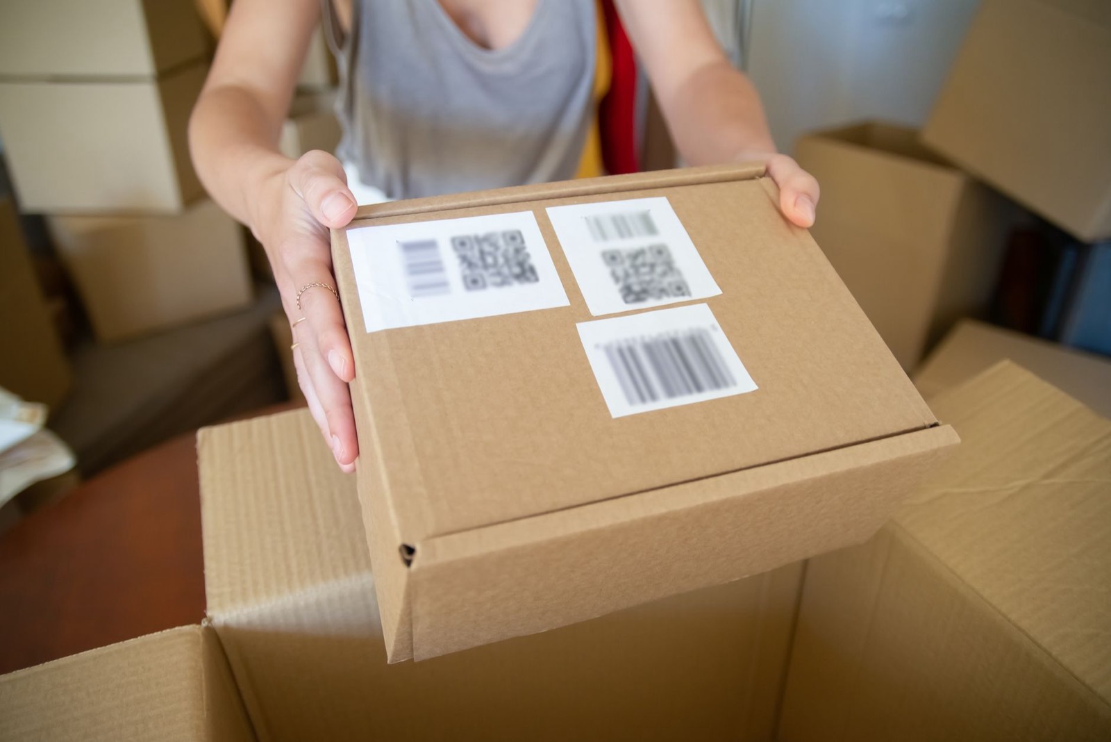Cartons et étiquettes d'expédition scannés en entrepôt pour le suivi de stock Amazon