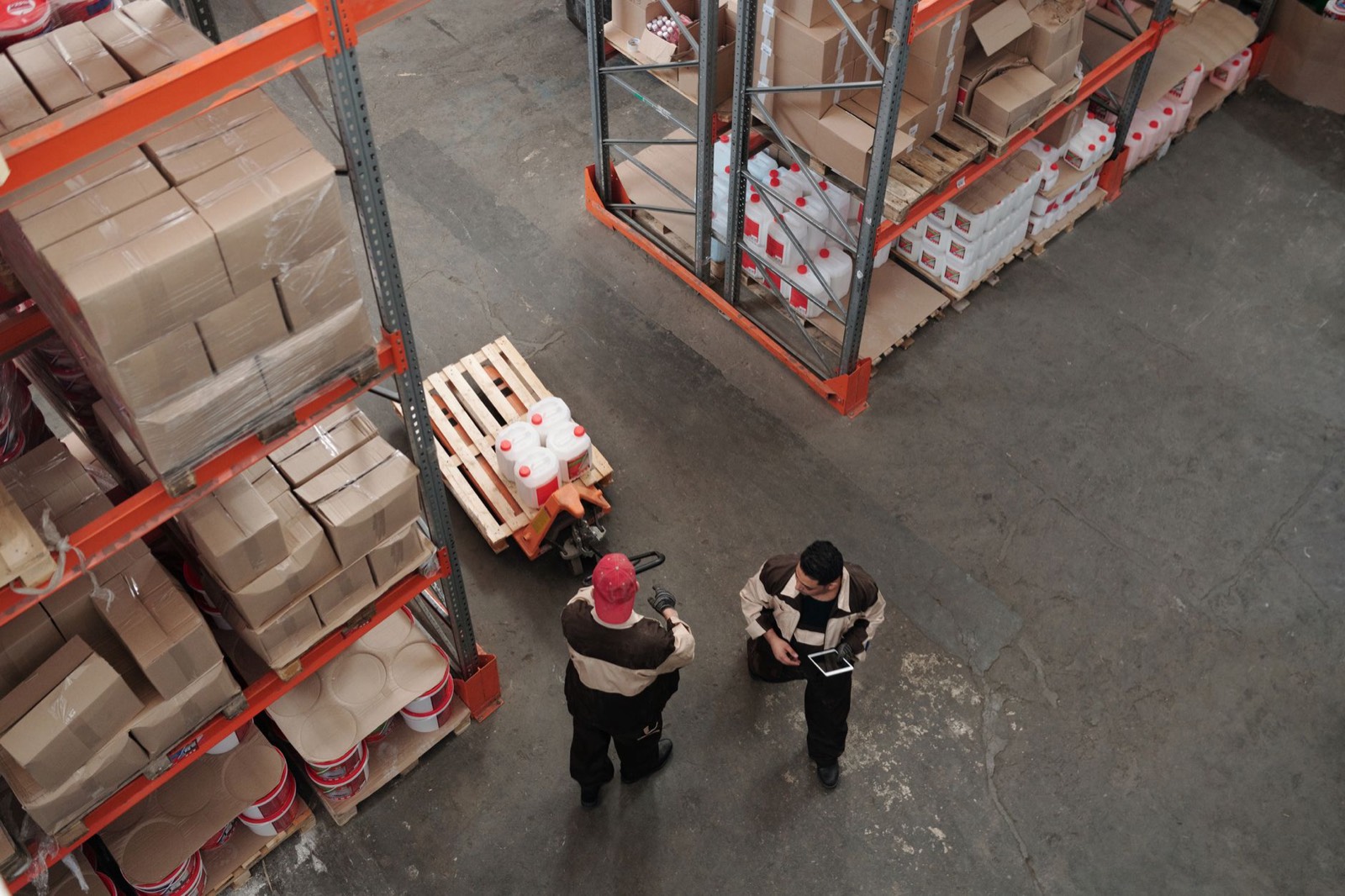 Palettes de marchandises achetées en gros, filmées et rangées dans un entrepôt avant inventaire
