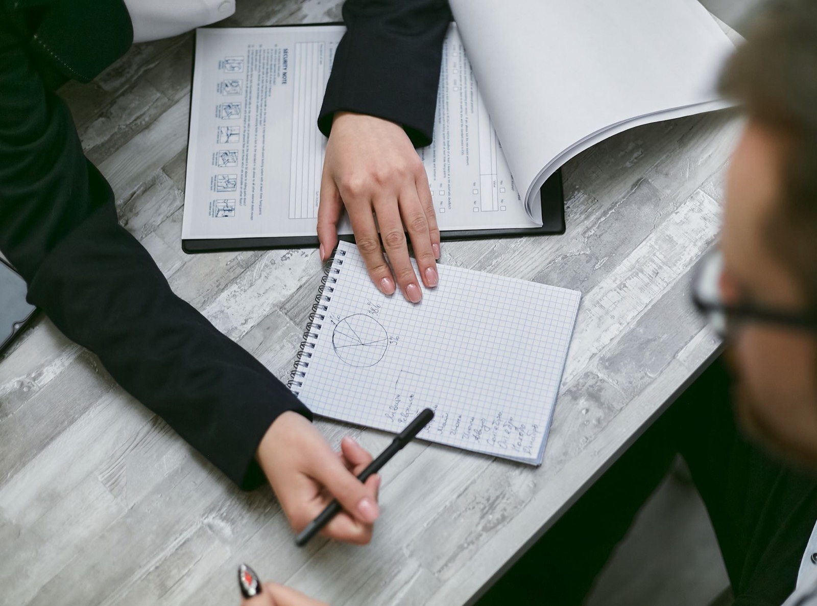 Dirigeants de petite entreprise étudiant des documents en réunion
