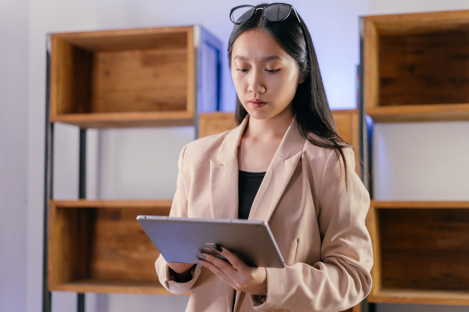 Dirigeant de petite entreprise consultant une liste de médias économiques indépendants sur une tablette