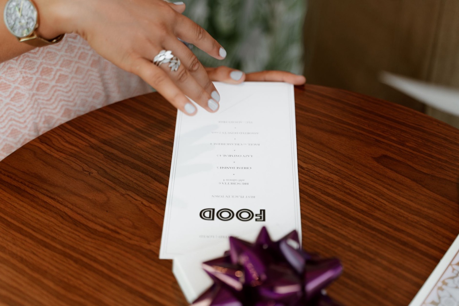 Carte papier imprimée posée sur une table de bistrot