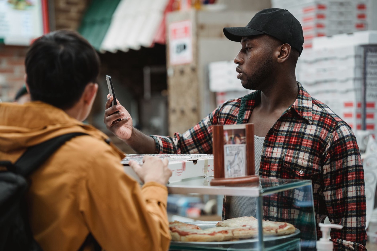 Client scannant un menu QR code au restaurant avec son smartphone